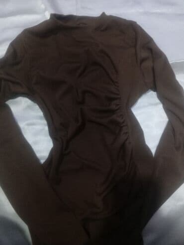 Qadın bluzası – qəhvəyi rəng - Model: uzunqol, bədənə yığılan/ruşlu