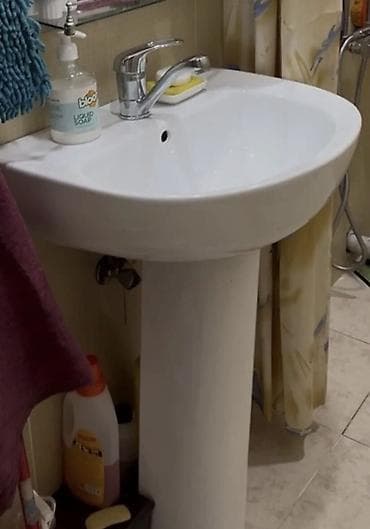 Vanna otağı üçün piyada dayaqla lavabo və qarışdırıcı kran -