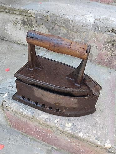 velosiped kameri: Antik kömürlə işləyən ütü - Material: tökmə dəmir gövdə, taxta — 1
