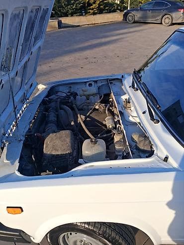 vaz 2106 maşınları: VAZ 2107, ağ rəng, sedan kuzov. - Mühərrik: benzin, arxa ötürücülü — 9