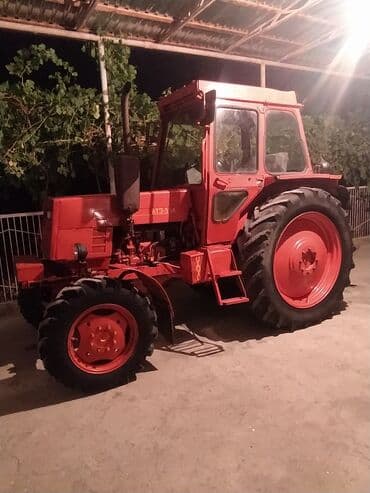 MTZ Belarus traktoru - Rəng: qırmızı, kabinli - Ön və arxa iri dişli