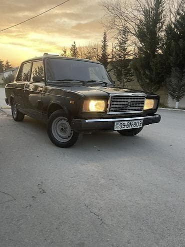 VAZ 2107 sedan - Kuzov: Qara rəng, 4 qapı, xrom ön barmaqlıq və