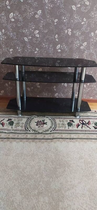 Şüşəli televizor altligi. İdeal vəziyyatdə. Catdirilma yoxdur. Unvan