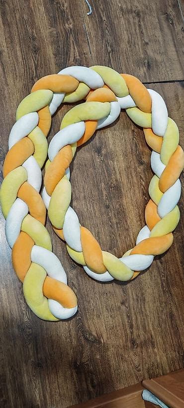 Rəngli hörgü uşaq beşiyi/oyun meydançası qoruyucusu – yumşaq toxumalı