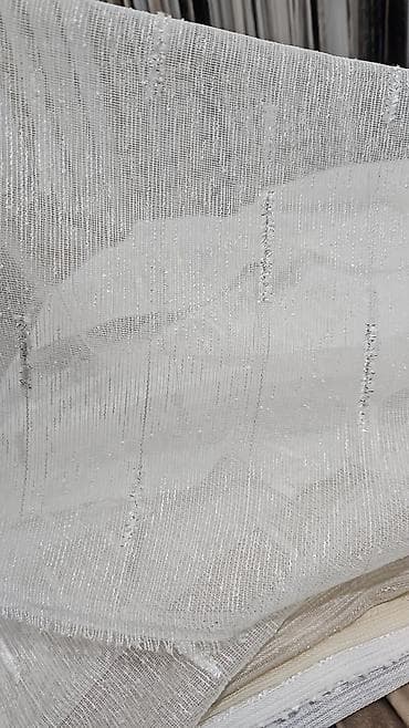 Təsvir: - Açıq krem/ağ tonlarda şəffaf tül parça - Nazik şəbəkə