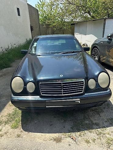 Mercedes-Benz E‑Class sedan (W210 kuzov). - Gövdə tipi: 4 qapılı