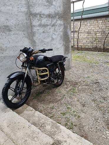 3 tekerli scooter: Kafe-racer üslubunda modifikasiya edilmiş şəhər/ənduro tipli — 3