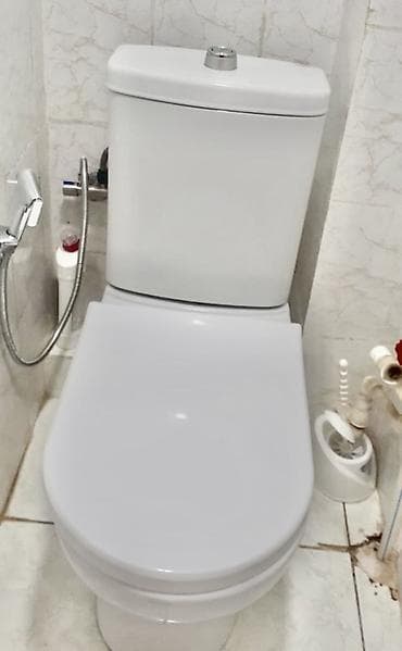 yerden unitaz: Unitaz dəsti – su çəni, oturacaq qapağı və bidet duşu ilə - Aşağıdan — 1