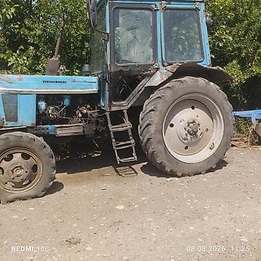 Mavi rəngli kabinalı təkərli traktor - Güclü dizel mühərrikli