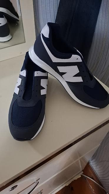 new balance: Endirimde olacag real aliciya.Dizayn: Tünd göy rəngdə idman — 2