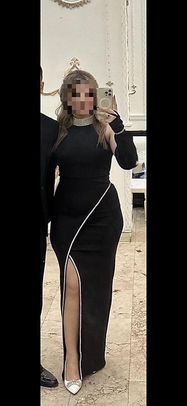 qadin sarocka modelleri: Zərif axşam/libas – qara, uzun, bədənə oturan siluet. - Model: yüksək — 2