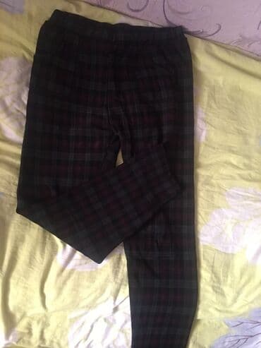 mokasin: Neytral rəngli, tünd göy rəngdə loaferlər. Ayaqqabıların yan tərəfində — 2