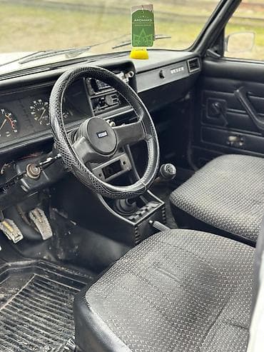 planeta 5: VAZ 2107 sedan – ağ rəng, 4 qapı, arxa ötürücülü klassik model — 8