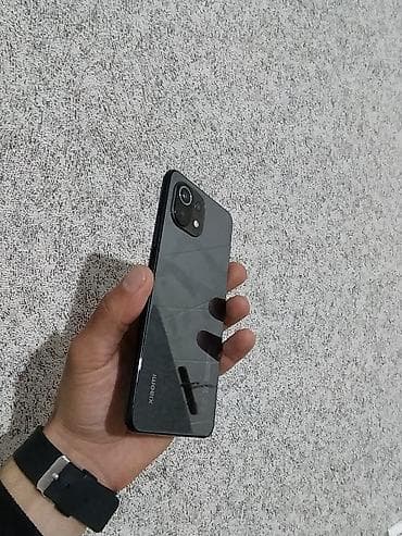 acer betouch e140: Tam ekranlı sensorlu smartfon - Ön panel: küncdə kamera deşikli tam — 3