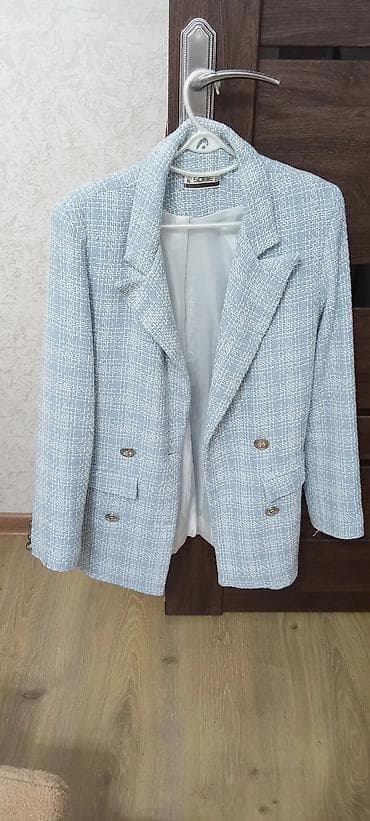 Şanel üslubunda qadın tweed jaket - Rəng: açıq mavi‑boz tonlarında