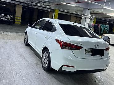 hundai akcent: Hyundai Accent sedan – ağ rəng, iqtisadi və praktik şəhər avtomobili — 5