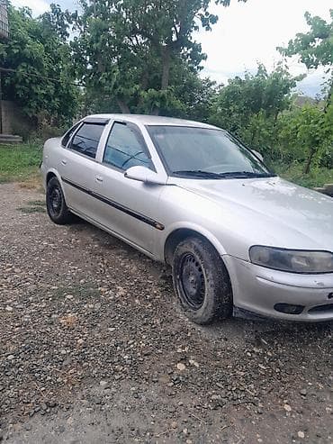 Sedan avtomobil – gümüşü rəng, 4 qapılı, ön çəkişli. - Korpus