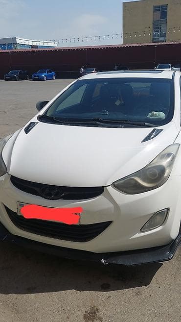 Hyundai Elantra sedan – ağ rəng, idman üslubunda tam body-kit ilə