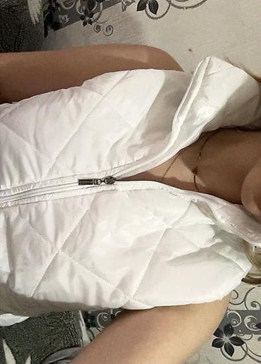 Ağ rəngli qadın pufik jilet - Model: qolsuz, qısa kəsim (cropped)