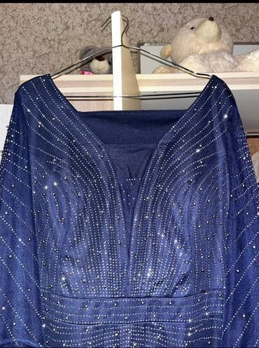 Bu ziyafət donu dərin V yaxalıq və uzun qanadvari qollara malikdir