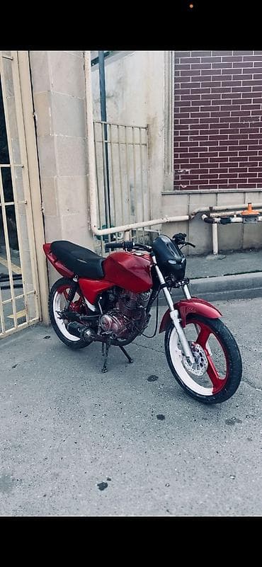 250 cc motor: Motosiklet – qırmızı rəngdə küçə/street stili. Aşağıdakı xüsusiyyətlər — 6