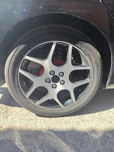 prius pompa: Toyota Prius üçün yüngül lehimli disk və təkər komplekti. Şəkillərdə — 2