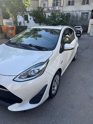 mondial drift 150: Toyota Aqua Hybrid, ağ rəng, 5 qapılı hatchback.taksi buraxılış kartı — 2