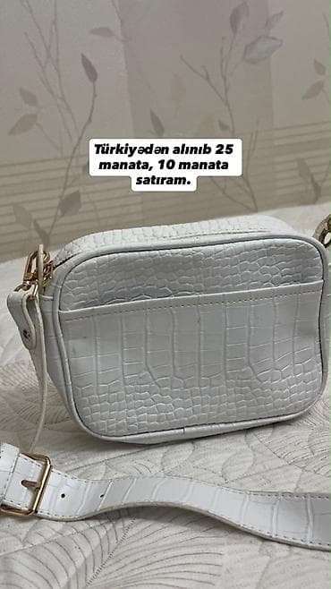 çant: Ağ rəngli, timsah naxışlı əl/çiyin çantası. Sərt formada, kompakt — 1
