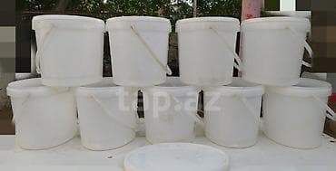 Ağ plastik vedrə-bidler (qapaqlı) - Material: bərk, qalın divarlı