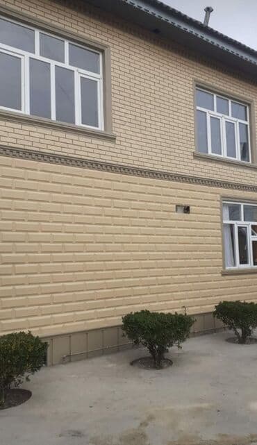 fasad daş: Ağ rəngli plastik çərçivəli pəncərələr. Pəncərələr iki mərtəbəli — 1