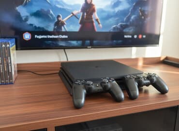 dən üyüdən: Playstation 4 slim 1tb yaddaş cox az işlenib . Üstünde 2 dualshock — 1
