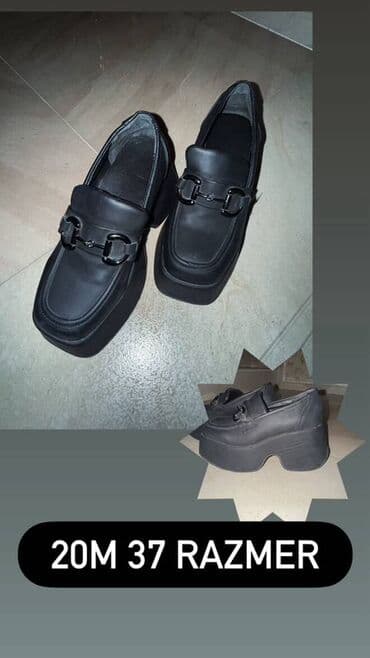 Qadın loaferləri – qara rəngdə, qalın platformalı model. Ön hissədə