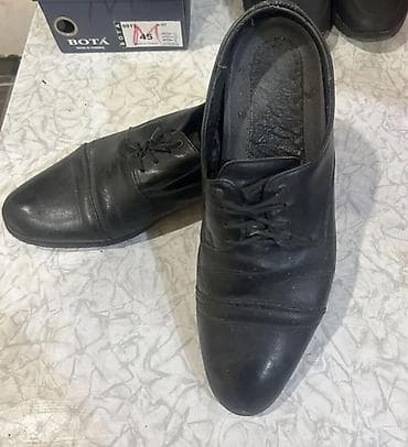 Klassik kişi ayaqqabısı – qara rəng, bağcıqlı, kap-toe (“cap toe”)