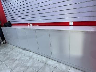 Ağ rəngdə mağaza/ofis mebel dəsti Tərkib: - Vitrin-komod: yuxarı — 7