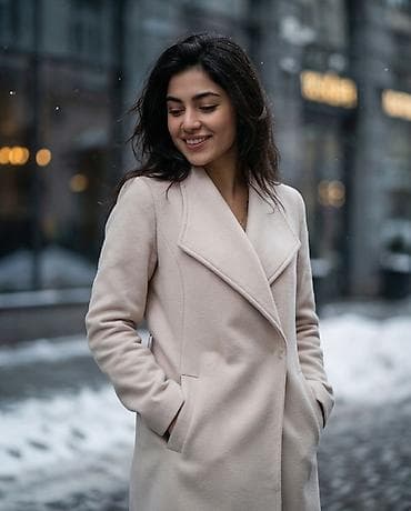 Qadınlar üçün krem rəngli qış palto - Model: dizə yaxın uzunluq -