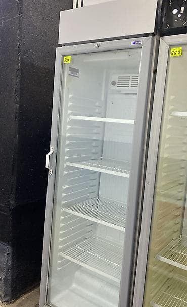 Uğur brendinin şüşə qapılı vitrin soyuducusu. Xüsusiyyətlər: - Tək