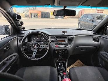 ravon r3 salon: Kia Rio hatchback, qara rəng, 5 qapı. Texniki və salon: - Mexaniki — 8
