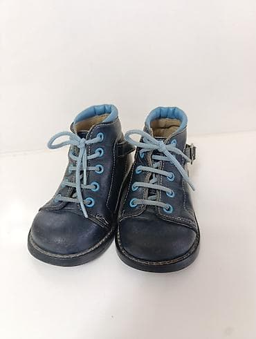 Botinkalar: Uşaq ayaqqabıları – tünd mavi rəngdə, açıq mavi detallı .Ortepetik — 8