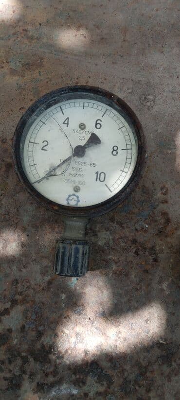 İnverterlər: Dairəvi metal korpuslu, ağ siferblatlı təzyiq ölçən. Siferblatda 0-dan — 1