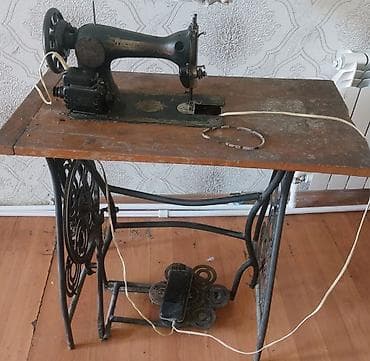 Köhnə tipli pedallı tikiş maşını və taxta stolu - Klassik mexaniki — 1