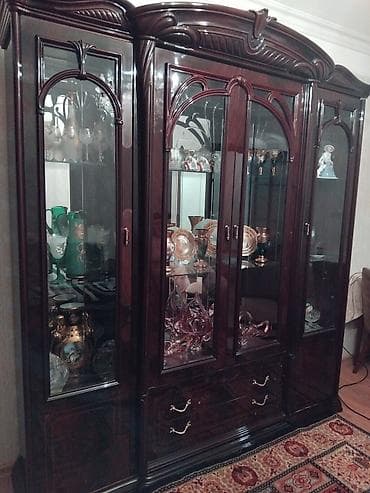 Tünd rəngli taxta materialdan hazırlanmış, oyma detalları və şüşə — 1