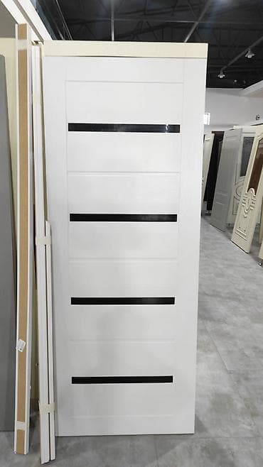 Ağ və boz rəng variantlarında modern interyer qapıları - Dizayn