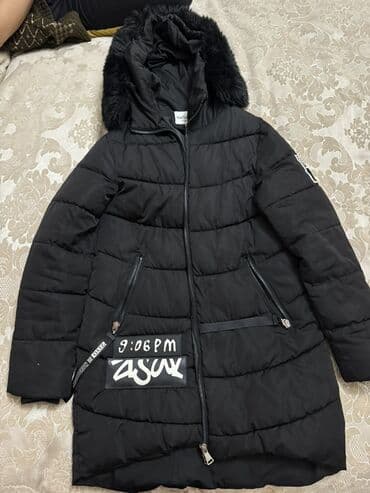 Cinslər: Qara rəngli qadın qışlıq şişmə palto - Dizayn: uzun kəsim, qapüşonlu — 1