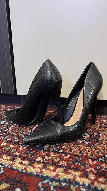 Qara rəngli qadın tumanı (stiletto) ayaqqabı - Model: klassik sivri