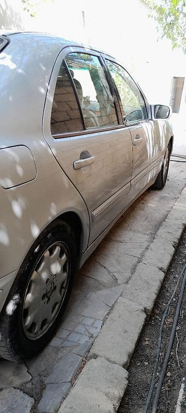 bmw m3 e92: Mercedes-Benz E 280: 2.8 l | 1999 il Sedan — 3