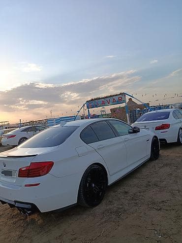 diffuser satisi: BMW 5 Series (F10) sedan – ağ rəng, agresiv M-stil eksteryer paketi — 5