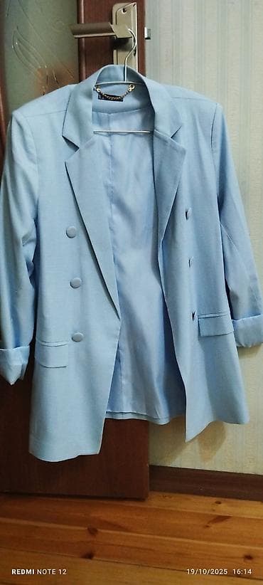 Məhsul: Açıq mavi qadın blezeri - Kəsim: Klassik, uzun formalı, dizə