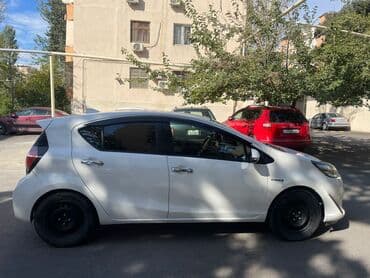 masin turbo az: Toyota Aqua (hibrid) – ağ rəngli, 5 qapılı heçbek. Tayota aqua 2019 — 3