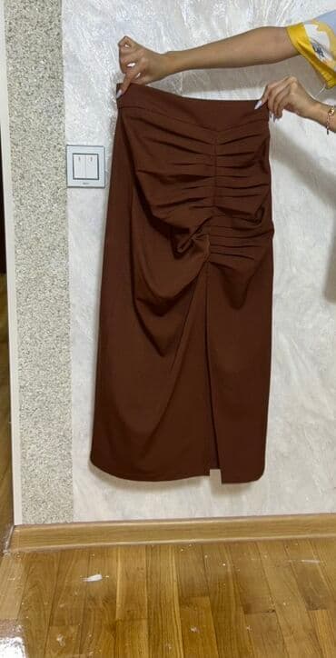 ağ qadın ətəkləri: Bu, qəhvəyi rəngli, yığılmış detalları olan qadın midi yubkadır — 1