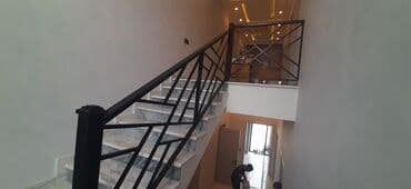 demir pillekenler: Müxtəlif dizaynda alüminium məhəccərlər təklif olunur. Ağ rəngli — 4